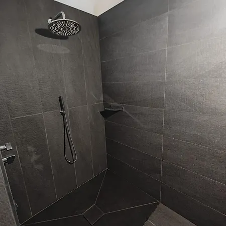 Antonelli - Private Ensuite Bathroom *